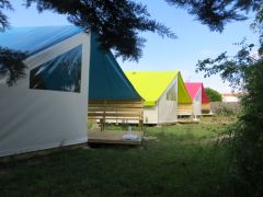 location de 3 Ecolodges: tentes bois et toile 2 chambres fermés avec vrai literie et pièce de vie avec réfrigérateur, micro-onde, cafetière, plaque électriques