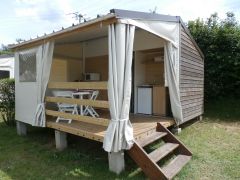 Entre la toile de tente et le mobile home. 2 chambres - 1 coin cuisine + terrasse