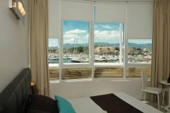 Venez découvrir nos 2 belles chambres Confort. De grandes baies vitrées pour une vue privilégiée sur le Port de plaisance de Saint-Cyprien.